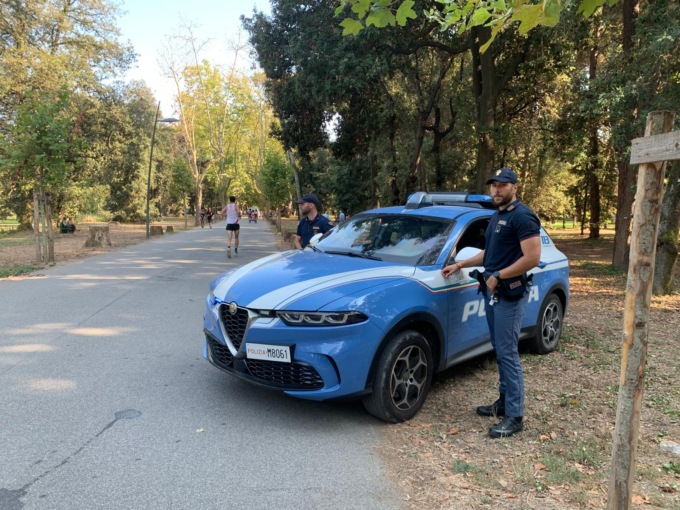 Lucca, tenta di gettarsi dal terzo piano: 35enne salvata dai poliziotti