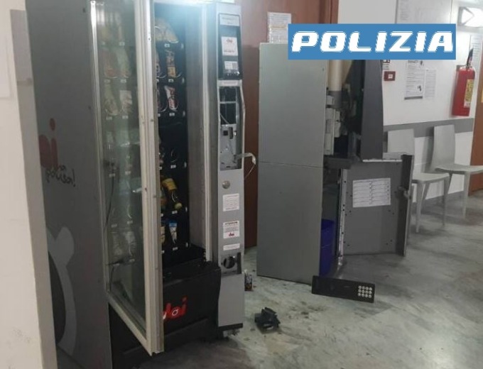 Sfonda la macchinetta di cibo e bevande dell’Usl di Pietrasanta per rubarne le monete