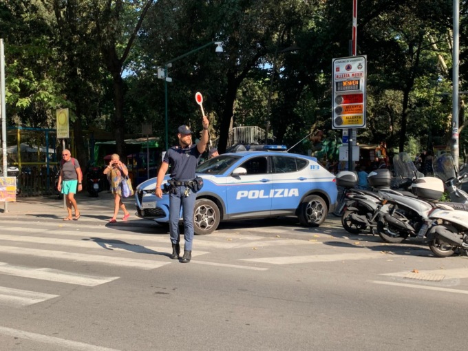 Lido di Camaiore, alla richiesta dei documenti si scagliano contro gli agenti e li aggrediscono