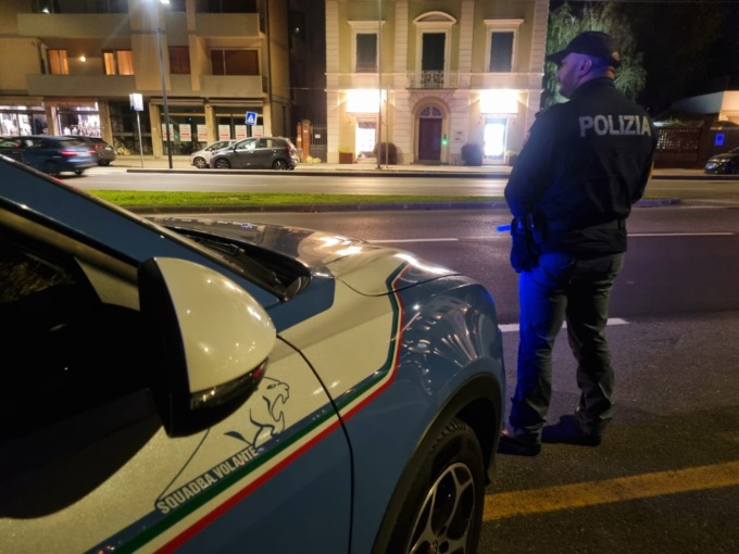 Lucca, pretende di pagare da bere con una banconota falsa poi colpisce i poliziotti con calci e pugni