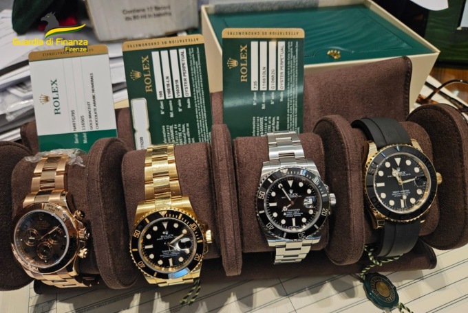 “Compro oro” totalmente abusivo nel centro di Firenze: sequestrati orologi di lusso per oltre 200mila euro