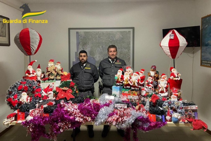 Un Natale più sicuro: sequestrati 48mila articoli pericolosi da un negozio di Roccastrada