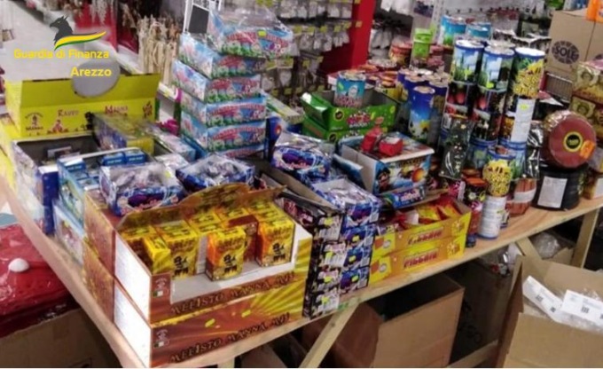 Arezzo, sequestrati oltre 360kg di fuochi d’artificio abusivi: il magazzino era ad alto rischio di esplosione