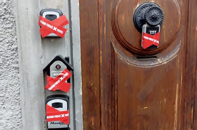 Nuova protesta contro l’overtourism, a Firenze keybox impacchettate col nastro adesivo