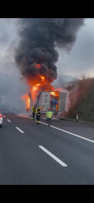 Camion carico di rifiuti in fiamme sull’A1 a Barberino di Mugello: traffico nel caos, gli ultimi aggiornamenti