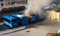 Incendio a Bagni di Lucca, in fiamme due autobus parcheggiati nel deposito