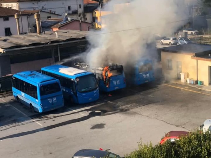 Incendio a Bagni di Lucca, in fiamme due autobus parcheggiati nel deposito