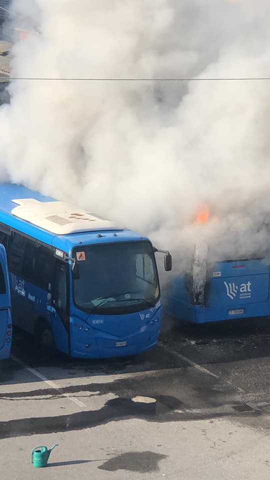 autobus in fiamme