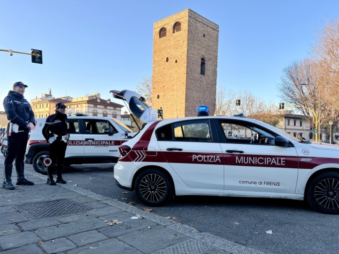 Cellulare alla guida, undici patenti ritirate a Firenze. Un fiorentino non si accorge nemmeno dell’alt degli agenti
