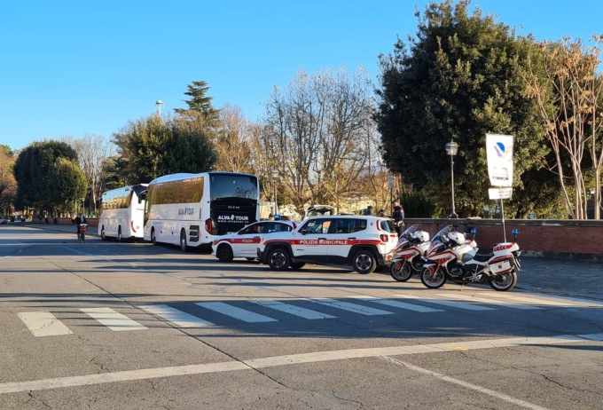 Via i bus turistici dal lungarno Pecori Giraldi, nuova area di sosta alle Cascine
