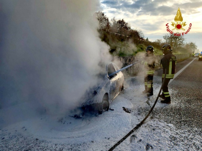 Paura sul raccordo Siena Bettolle: in fiamme una vettura