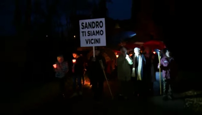 Uccise il vicino di casa, un centinaio in corteo per dimostrargli solidarietà. In prima fila il parroco di San Polo, don Natale