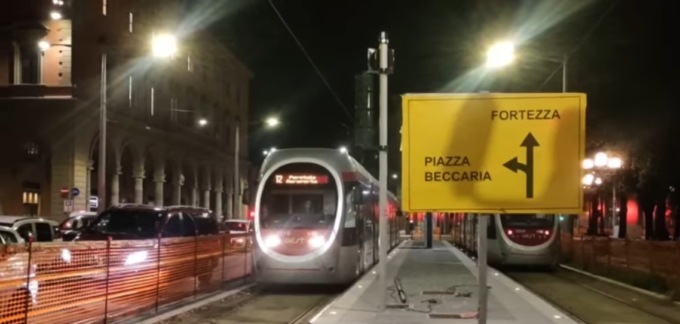 Molestie alla fermata della tramvia, arrestato