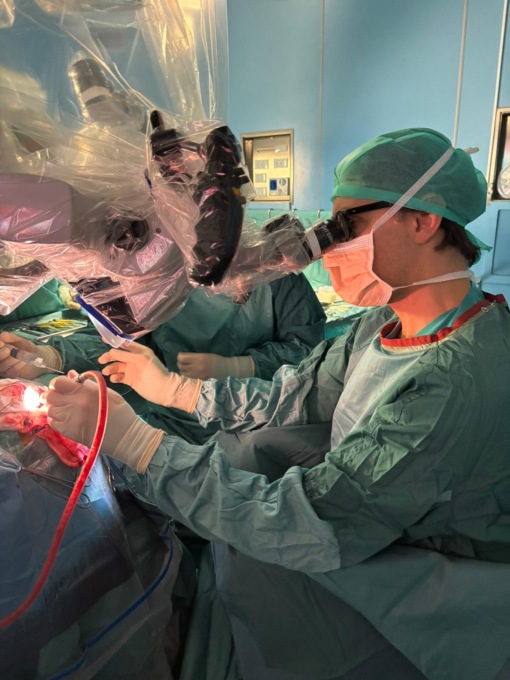 Scopre aneurisma dopo un trauma cranico: 61enne operata con un intervento inedito a Pisa