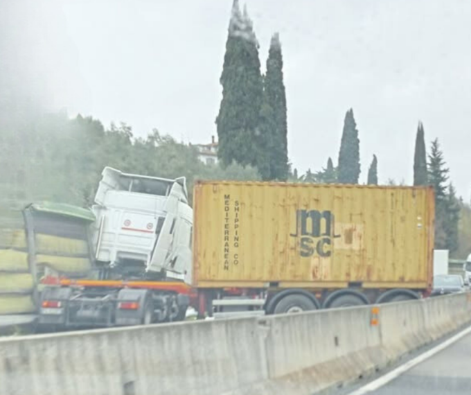 Incidente in Fi-Pi-Li: tir intraversato a Lastra a Signa, traffico bloccato