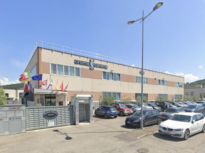 Bloccano la strada con i camion e sfondano il cancello con un caterpillar: ennesimo assalto ad un’azienda orafa aretina