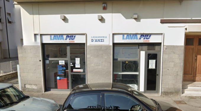 Empoli, si barrica nella lavanderia dopo aver fatto irruzione: 12 ore di mediazione per farlo uscire