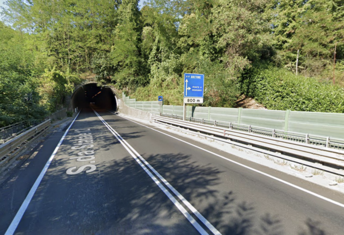 Incidente a Lucca, violento impatto sul guard rail: muore 82enne
