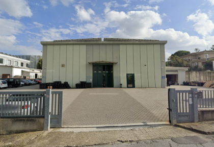 Chiodi sulla strada e camion intraversati: ingente colpo in pelletteria nell’aretino