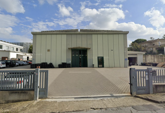 Chiodi sulla strada e camion intraversati: ingente colpo in pelletteria nell’aretino
