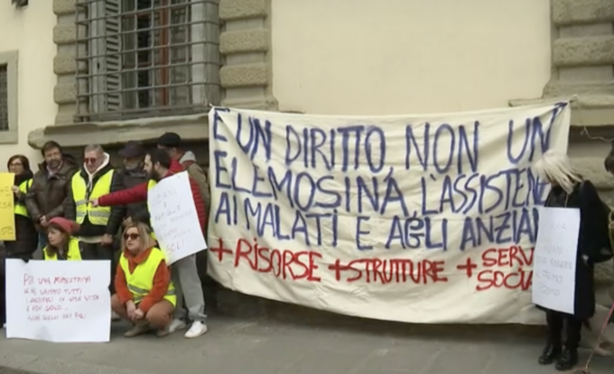 Anziani, protesta in piazza a Firenze di caregiver e gestori delle Rsa