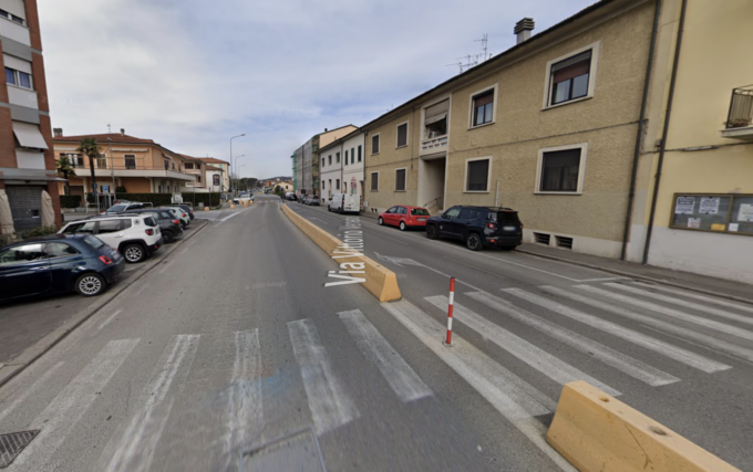 Investito mentre attraversa la strada: morto 76enne a Pontedera