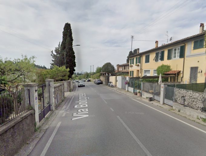 Incidente in via Bolognese a Firenze: un’auto si ribalta, quattro feriti