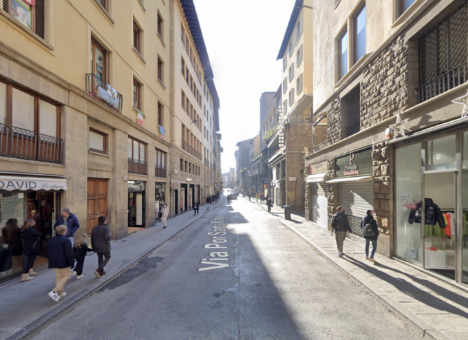 Firenze, gioielleria svaligiata in pieno giorno: caccia ai tre rapinatori. Bottino da 300mila euro