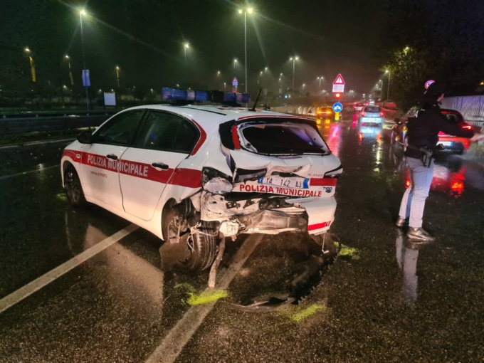 Prato, sperona pattuglia della Polizia e fugge a piedi: caccia al pirata della strada