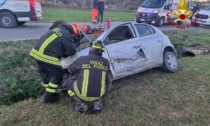 Si scontra con un'ambulanza e finisce nel fosso con l'auto: conducente ferita