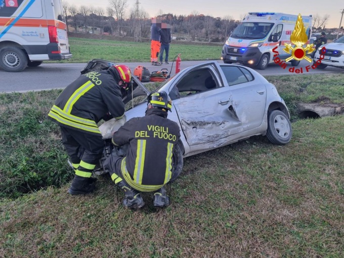Si scontra con un’ambulanza e finisce nel fosso con l’auto: conducente ferita