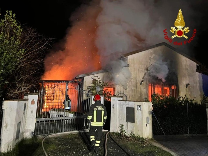Paura alla Viglia di Natale: villetta divorata dalle fiamme a Marina di Pisa