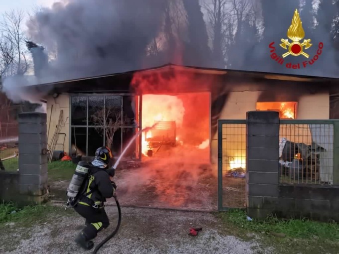 Incendio in una falegnameria: l’intervento è ancora in corso