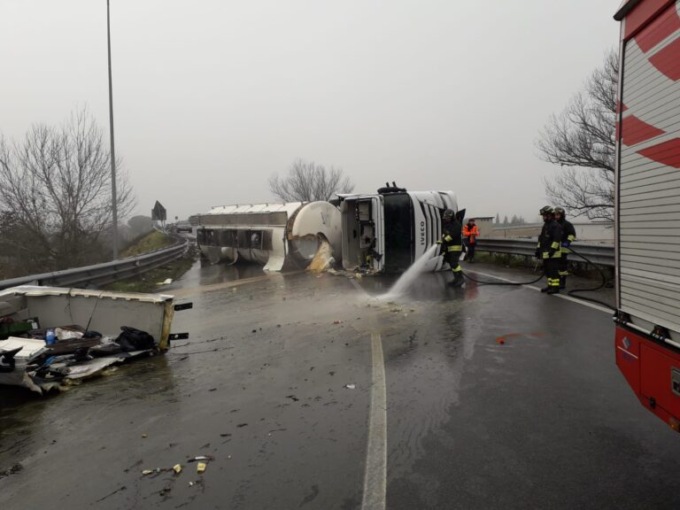 Camion si ribalta sulla 429: un ferito lieve e olio in strada