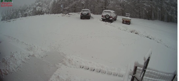 Prima nevicata sugli Appennini, cime bianche sull’Amiata. Allerta nel Fiorentino