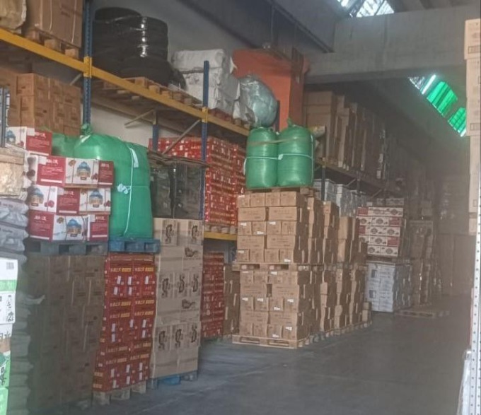 Sesto Fiorentino, maxi sequestro all’Osmannoro: oltre 36mila articoli contraffatti e 19mila metri di tessuto falsificato