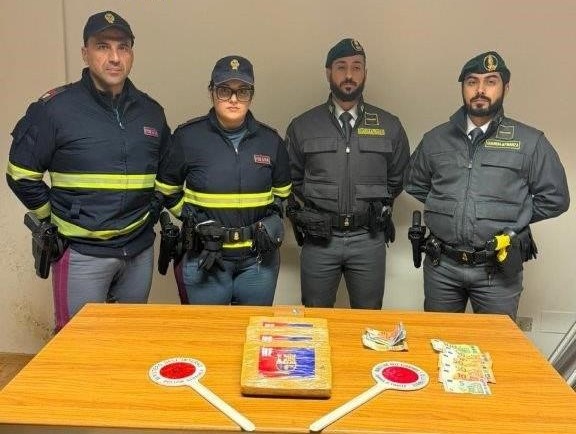 Nel doppiofondo dell’auto oltre 3kg di cocaina: beccato corriere della droga al casello di Calenzano