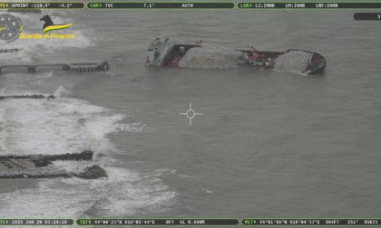 Marina di Massa, al via il primo sopralluogo a bordo della nave incagliata