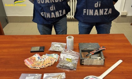 Viareggio, spaccia in appartamento all'ex Campo di Aviazione: sequestrata droga per 7mila euro