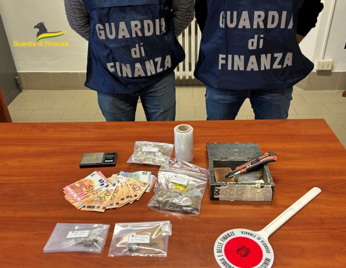 Viareggio, spaccia in appartamento all’ex Campo di Aviazione: sequestrata droga per 7mila euro