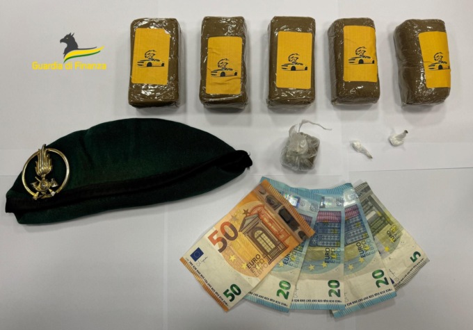 Livorno, 40enne in Piazza XX Settembre con addosso mezzo chilo di hashish