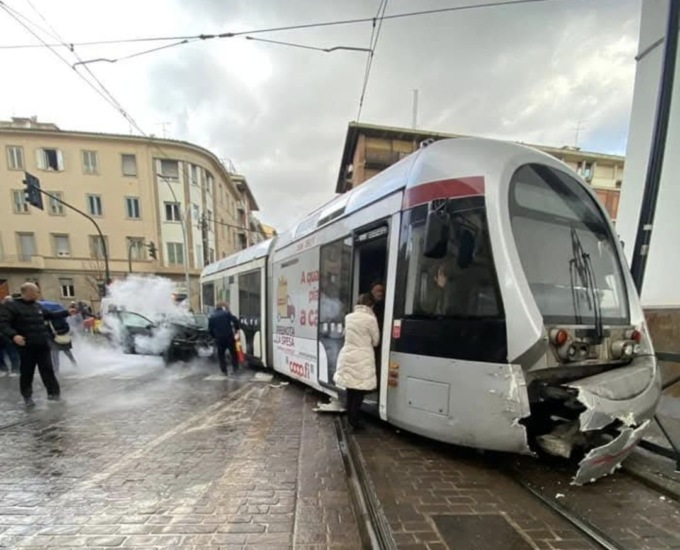 Incidente tra auto e tramvia a Firenze: convoglio esce dai binari, chiuso viale Fratelli Rosselli