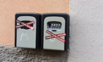 "Questa città non è un albergo": blitz contro gli affitti brevi a Pisa, adesivi sulle keybox