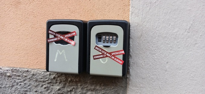 “Questa città non è un albergo”: blitz contro gli affitti brevi a Pisa, adesivi sulle keybox