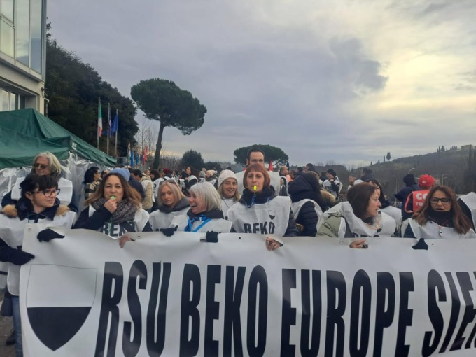 Appalto call center Mondo Convenienza, lavoratori scendono in piazza. Ma le vertenze in Toscana sono molte