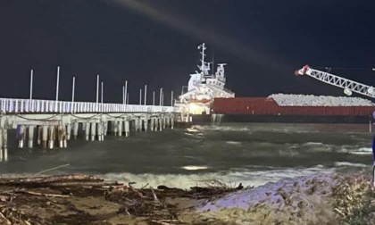 Nave si schianta sul pontile di Marina di Massa, si teme danno ambientale: Procura apre inchiesta