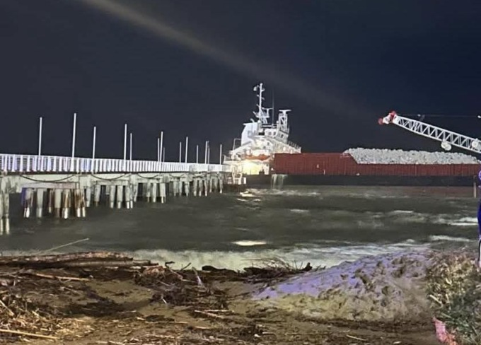 Nave si schianta sul pontile di Marina di Massa, si teme danno ambientale: Procura apre inchiesta