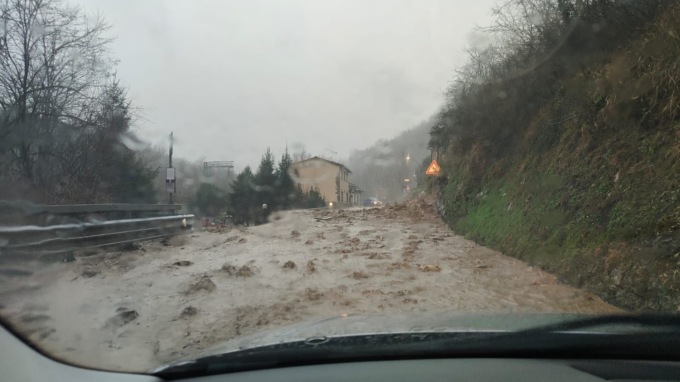 Maltempo Toscana, bomba d’acqua su Firenze. Sotto la lente il livello dei fiumi