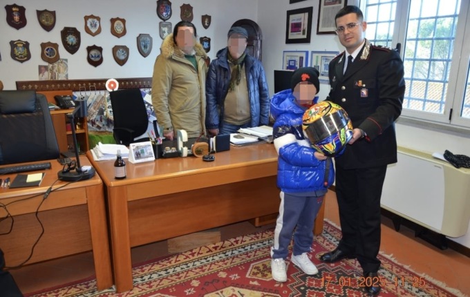 Furti in abitazione, i carabinieri recuperano preziosi e… il casco autografato di Valentino Rossi