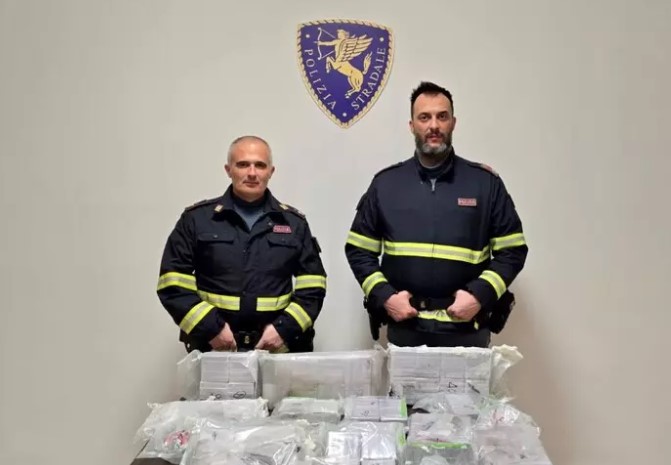 Trasporta in Panda hashish per 400.000 euro, arrestato su A1